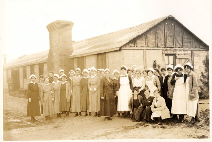 WW1 NURSES A group photograph of Nurses at Base 22 Hospital taken in France 